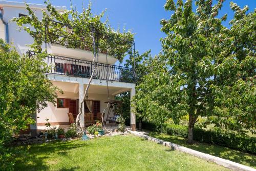 a view of the house from the yard at Apartments Beata in Marina