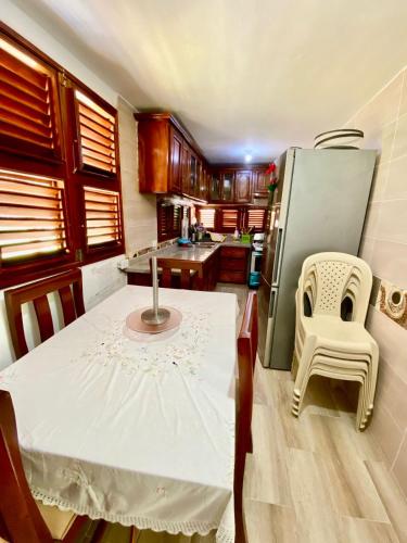 a kitchen with a table and chairs and a refrigerator at Hospedaje Villa Valencia en Los Patos in Los Patos