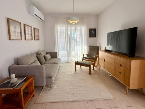 Modern two bedroom 2025- Renovated Apartment with Pool