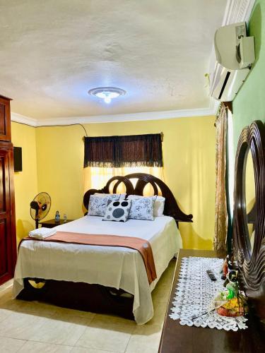 a bedroom with a large bed and a table at Hospedaje Villa Valencia en Los Patos in Los Patos