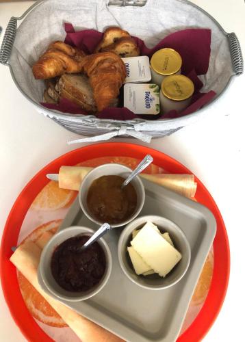 een bord met kaas en andere voedingsmiddelen op tafel bij Au Petit Bueix in Sillans-la Cascade