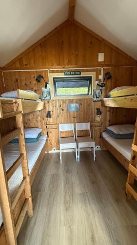 Ένα ή περισσότερα κρεβάτια σε δωμάτιο στο Base Camp Hamarøy