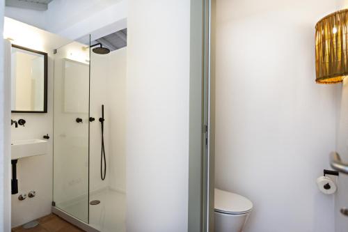 un bagno con doccia e WC di Casa do Relógio a Tavira