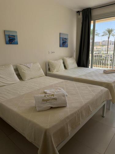 two beds sitting next to each other in a room at إقامة فندقية بخصوصية كاملة في مراسي in El Alamein