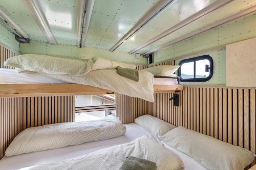 Ένα ή περισσότερα κρεβάτια σε δωμάτιο στο Base Camp Poolhouse