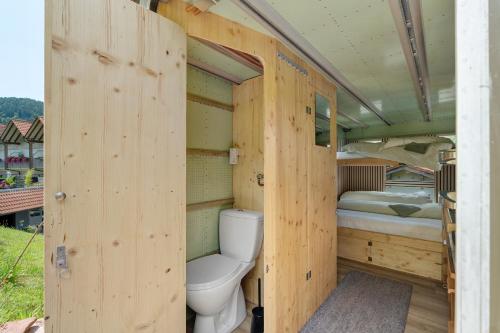 Ένα μπάνιο στο Base Camp Poolhouse