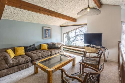 un salon avec un canapé et une table basse dans l'établissement SavoieLac - Villa Alice, à Veyrier-du-Lac