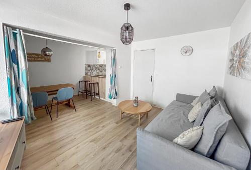 un salon avec un canapé et une table dans l'établissement Appartement lumineux proche de la gare, à Strasbourg