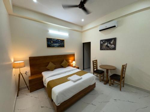 Postel nebo postele na pokoji v ubytování The Virtus Hotel Couple Friendly and Corporate Friendly Greater Noida