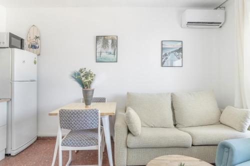a living room with a couch and a table at Apartamento Playa Regla in Chipiona