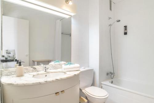 a bathroom with a sink and a toilet and a shower at Apartamento Playa Regla in Chipiona