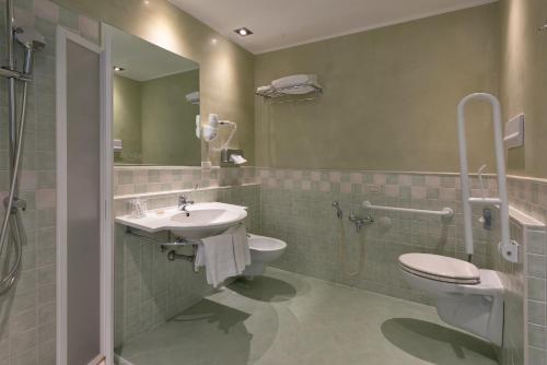 Koupelna v ubytování Hotel Rivalago