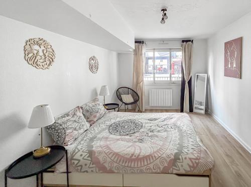 une chambre avec un grand lit dans une pièce dans l'établissement Appartement lumineux proche de la gare, à Strasbourg