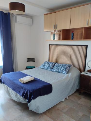 a bedroom with a large bed with a blue blanket at Apartamento Vino Tinto in Valdepeñas