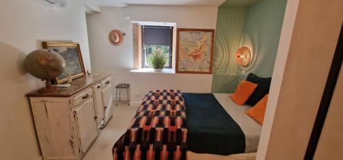 une petite chambre avec un lit et une fenêtre dans l'établissement Charmante maison de famille près de Lyon, à Lozanne