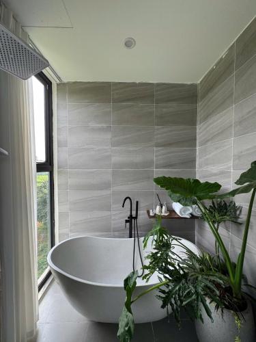 Bilik mandi di Lakeside View Villa Chuong My Ha Noi