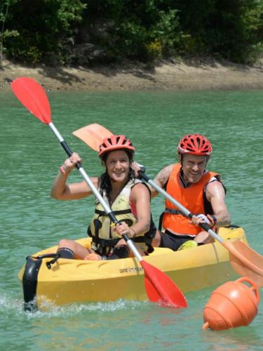 two people are in a kayak on the water at Petit coin de Paradis in Saint-Michel-de-Lanès