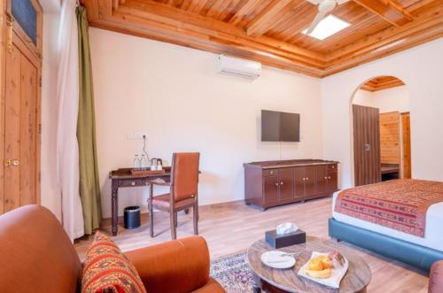 TV/Unterhaltungsangebot in der Unterkunft Hotel Devlok Himachal Swarg By Beas - Your Gateway to Heaven
