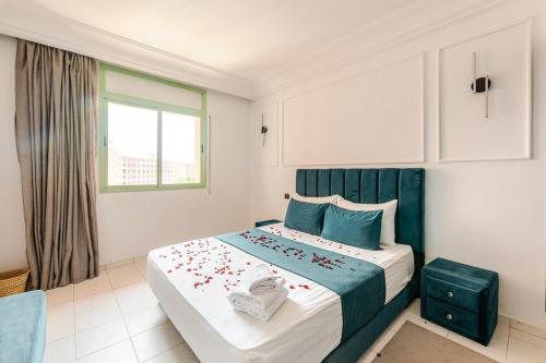 Un pat sau paturi într-o cameră la Confort et style en pleins centre de Hivernage