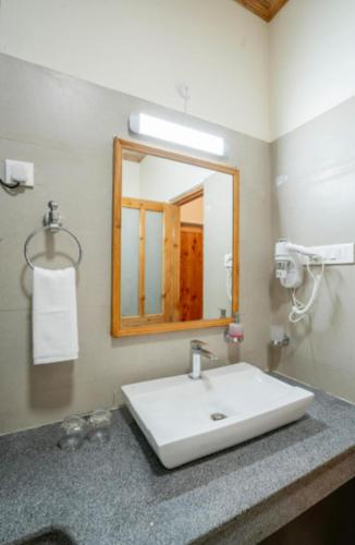 Ein Badezimmer in der Unterkunft Hotel Devlok Himachal Swarg By Beas - Your Gateway to Heaven