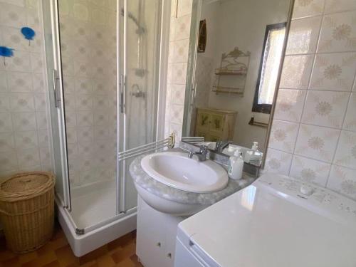 Koupelna v ubytování Maison T3 face à la mer, 4 pers, parking privé, plage ~500m, commerces proches - FR-1-81-72