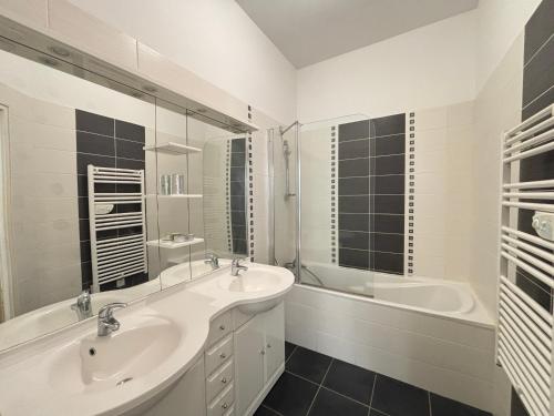 Ένα μπάνιο στο Grand appartement T2 proche plage avec wifi, ascenseur et cuisine équipée - FR-1-197-135