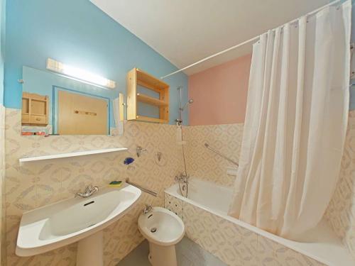 une salle de bain avec un lavabo, des toilettes et une douche dans l'établissement Studio fonctionnel 4 pers avec balcon sud, parking, animaux admis - FR-1-241-65, au Grand-Bornand