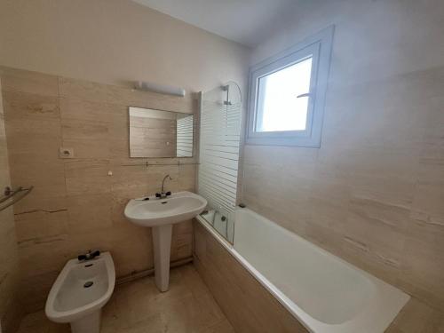une salle de bain avec un lavabo et des toilettes et une fenêtre dans l'établissement Appartement T3 au 6e étage avec balcon et vue mer - FR-1-197-200, à Les Sables-dʼOlonne
