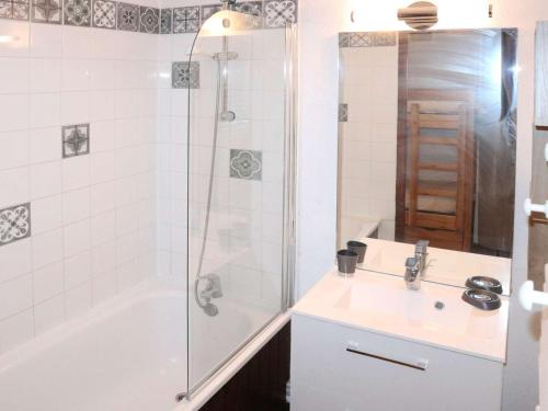 une salle de bain blanche avec une douche et un lavabo dans l'établissement Studio 6 pers au pied des pistes avec balcon - Les Orres - FR-1-322-145, aux Orres