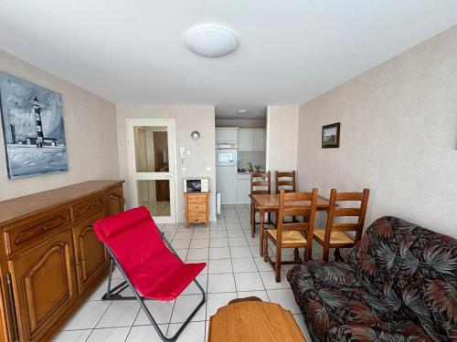 un salon avec un canapé, une table et des chaises dans l'établissement Appartement 2 étoiles avec balcon à 100m de la plage, centre-ville des Sables d'Olonne - FR-1-197-205, à Les Sables-dʼOlonne