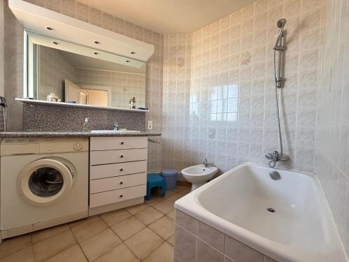 une salle de bain avec une machine à laver et un lavabo dans l'établissement Appartement pour 6 personnes aux Sables-d'Olonne, proche plage, avec balcon - FR-1-197-192, à Les Sables-dʼOlonne