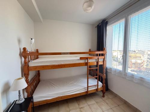 deux lits superposés dans une chambre avec fenêtre dans l'établissement Appartement pour 6 personnes aux Sables-d'Olonne, proche plage, avec balcon - FR-1-197-192, à Les Sables-dʼOlonne