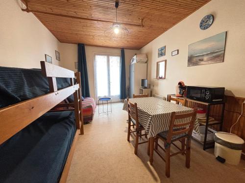une chambre avec un lit, une table et des chaises dans l'établissement Studio simple à 2 pas de la plage, balcon, kitchenette - FR-1-197-248, à Les Sables-dʼOlonne
