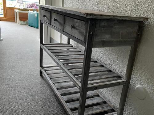 un escalier en bois est appuyé contre un mur dans l'établissement Appartement 3 pièces, 6 pers, proche télécabine, piscine - FR-1-411-184, à Arc 1800