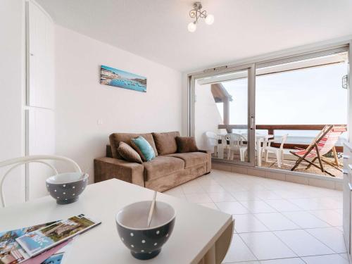 un salon avec un canapé et une table dans l'établissement Studio à Carnac - 22m² - Face à la plage - Balcon - Parking privé - FR-1-477-15, à Carnac