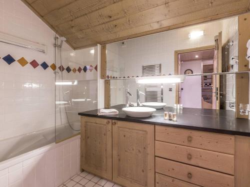 Ένα μπάνιο στο Duplex 10 pers. avec Piscine, Spa et Pied des Pistes à Saint Martin de Belleville - FR-1-461-6