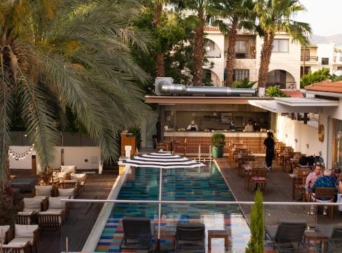 Bazén v ubytování King Jason Paphos - Designed for Adults by Louis Hotels nebo v jeho okolí