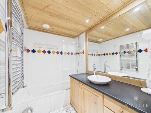 une salle de bain avec deux lavabos, une baignoire et une douche dans l'établissement Duplex 3 pièces, 4 pers., parking, ski-in/ski-out - FR-1-398-624, à Montvalezan