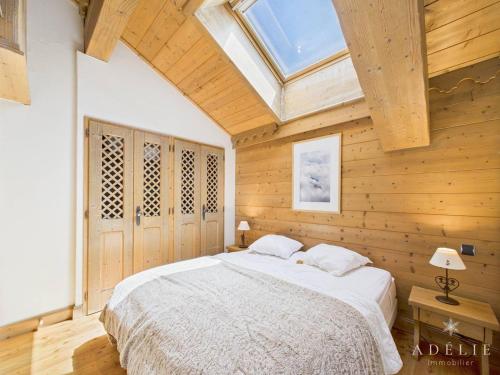 une chambre avec un grand lit avec une lucarne dans l'établissement Duplex 3 pièces, 4 pers., parking, ski-in/ski-out - FR-1-398-624, à Montvalezan