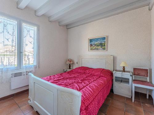 a bedroom with a white bed and a window at Maison 3 chambres avec jardin, proche plage et centre, Biscarrosse-Plage - FR-1-521-35 in Biscarrosse-Plage