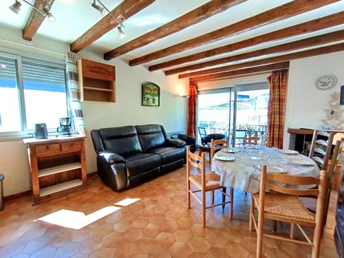 un salon avec une table et un canapé en cuir dans l'établissement Appartement 8 pers. à Saint-Lary-Soulan, Pieds des Pistes, Balcon Sud-Ouest, Équipé, Linge & Ménage - FR-1-457-169, à Saint-Lary-Soulan