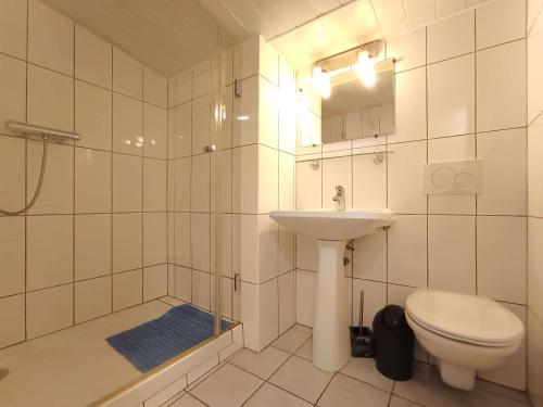 une salle de bain avec un lavabo, des toilettes et une douche dans l'établissement Appartement 8 pers. à Saint-Lary-Soulan, Pieds des Pistes, Balcon Sud-Ouest, Équipé, Linge & Ménage - FR-1-457-169, à Saint-Lary-Soulan