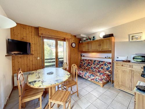 une cuisine et une salle à manger avec une table et des chaises dans l'établissement Appartement 2 pièces + coin montagne proche pistes de ski avec parking - FR-1-560-44, à Combloux