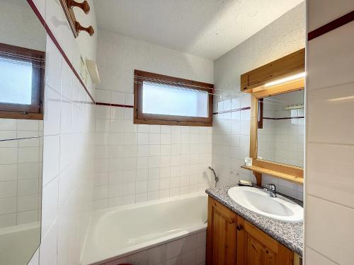 une salle de bain avec un lavabo et une baignoire dans l'établissement Appartement 2 pièces + coin montagne proche pistes de ski avec parking - FR-1-560-44, à Combloux