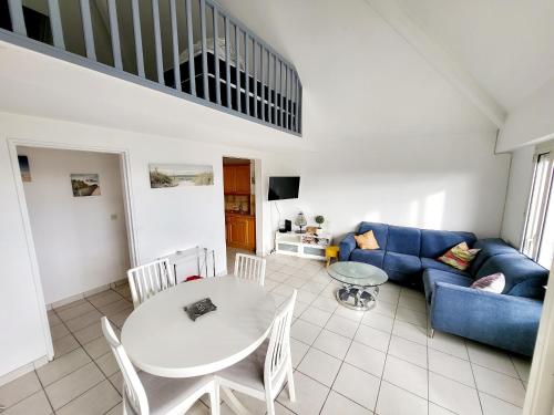 Appartement T3 avec Mezzanine, Balcon et Garage au Centre des Sables-d'Olonne - FR-1-92-883