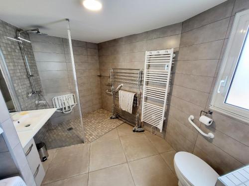 Ένα μπάνιο στο Appartement T3 avec Mezzanine, Balcon et Garage au Centre des Sables-d'Olonne - FR-1-92-883