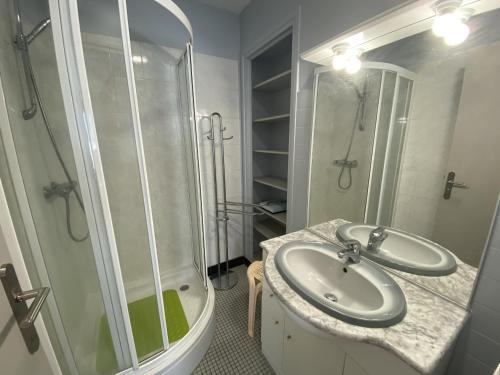 une salle de bain avec un lavabo et une douche dans l'établissement Maison de ville 5 chambres à Lorient avec jardinet et garage, proche centre, 10 couchages, WiFi - FR-1-349-152, à Lorient