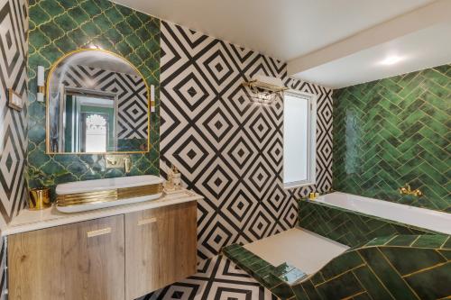 bagno con parete decorata in verde e bianco di SaffronStays Rang Havelii - Superior room in heritage haveli near City Palace with rooftop chhatri & pool in Udaipur a Udaipur