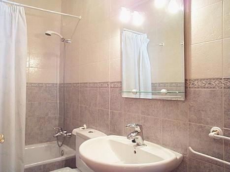 W łazience znajduje się umywalka, toaleta i lustro. w obiekcie Palacio Lerruz I y Palacio Lerruz II w mieście Lérruz
