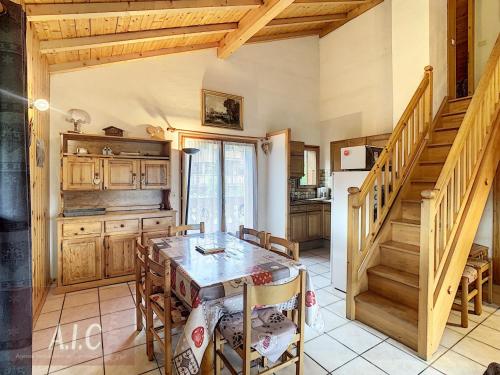 une cuisine avec une table et des chaises ainsi qu'un escalier dans l'établissement Grand Duplex 110m² 3 Chambres avec Balcon & Terrasse - FR-1-560-3, à Combloux